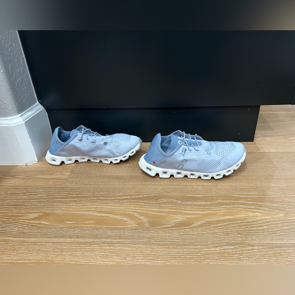 On CloudCoast women’s size 7.5